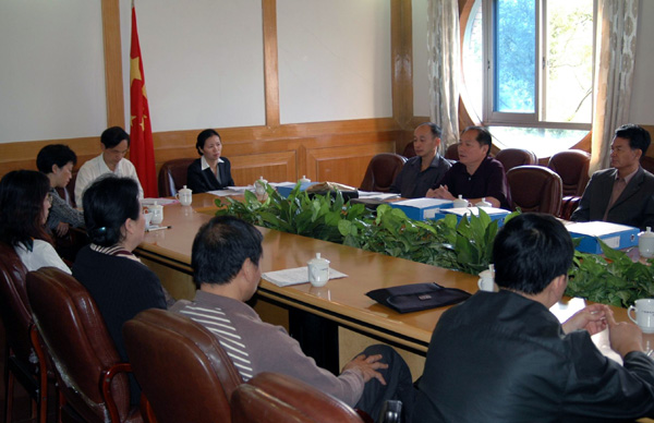 自治区“教育部依法治校示范校”专家组到我校检查评估。