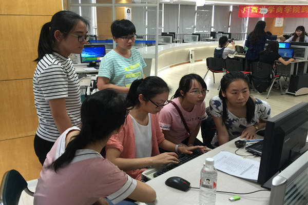 组员们商量决策