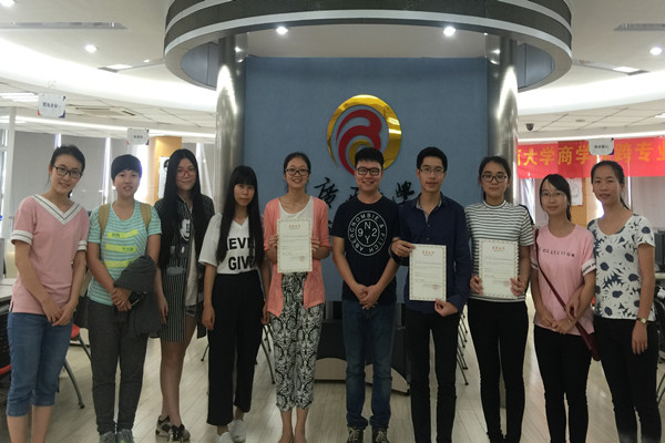 老师与获奖团队合影留念