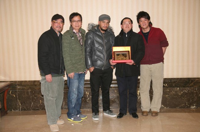 我校党委副书记唐仁郭教授代表学校向纵贯线组合赠送礼物