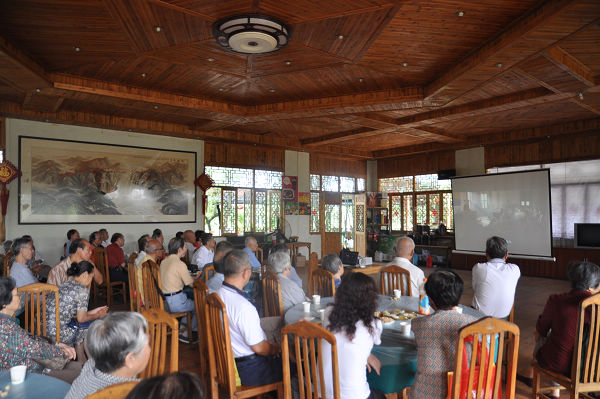 台胞台属和归侨侨眷在联谊会上观看电影《建党伟业》，感受中国共产党建党艰辛历程