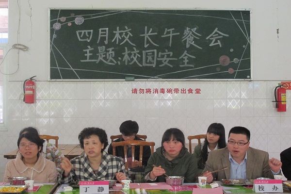 校总会计师丁静耐心回答同学们的提问