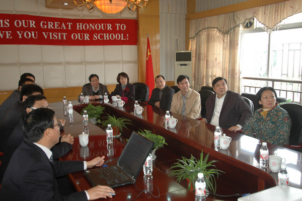 高枫厅长（右二）在听取附属外国语学校负责人汇报办学情况