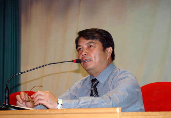 校党委陈大克书记正在做专题报告。