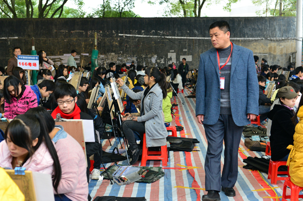 校党委副书记王源平视察美术考场