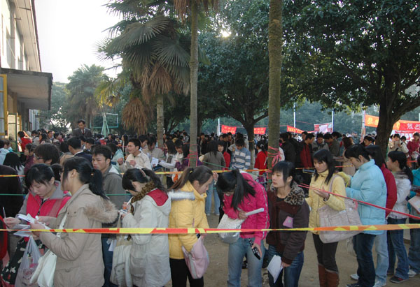 来自全区各地参加考试的艺术类专业考生 (刘玄启/摄)