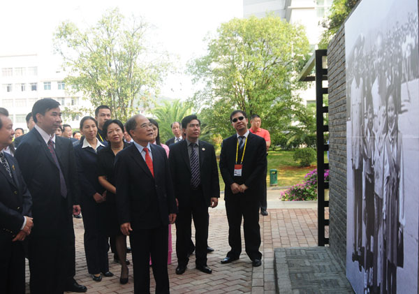 阮生雄副总理在参观在建的越南学校纪念馆。