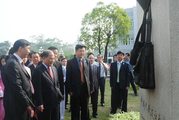 阮生雄副总理在参观校内的中越人民友谊纪念碑。