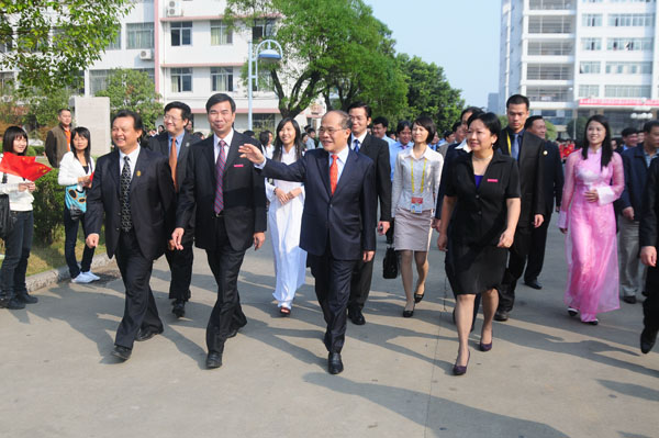 阮生雄副总理向欢迎队伍挥手致意。