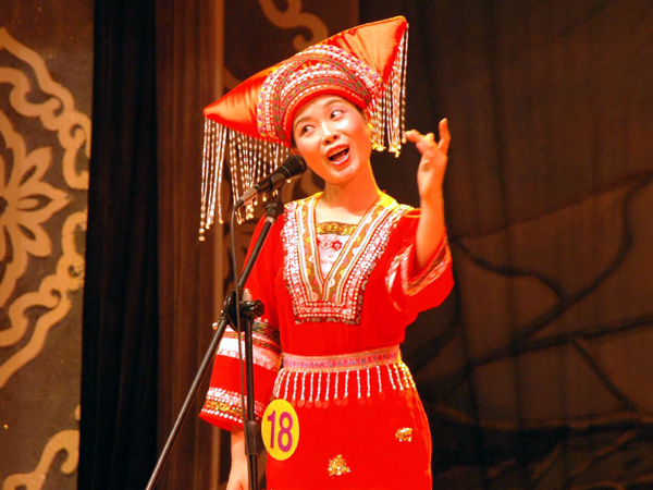 音乐独唱比赛片断。