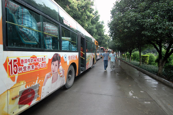 整装待发的车队。