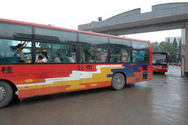 同学们唱着歌奔向雁山校区。