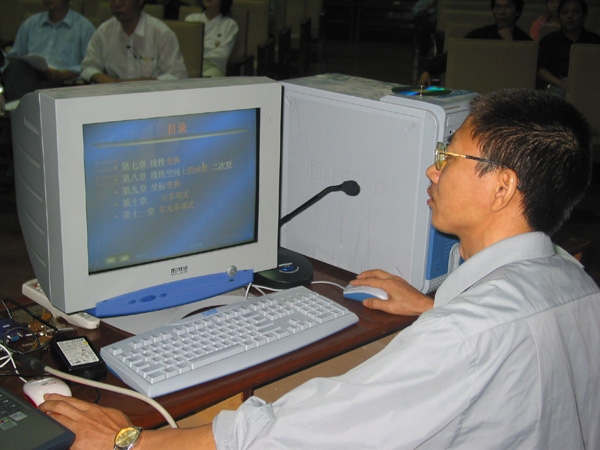 10月12—13日，我校在逸夫楼举办首届高等教育教学软件比赛。在本次比赛中，全校共收到42件参赛作品。图为参