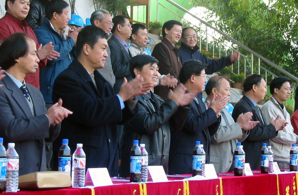 11月13日—15日，我校第35届田径运动会隆重举行。图为在运动员入场式上，校领导认真检阅依次经过主席台的各