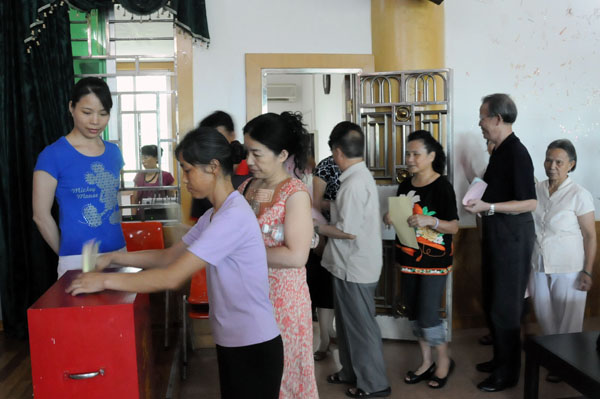 育才社区居民代表在投票。