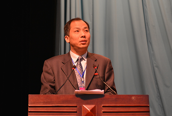 校党委副书记旷永青主持会议（大学生通讯社 金碧微 摄）