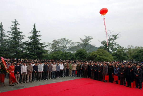 1000余名嘉宾和师生代表参加本次揭牌仪式。