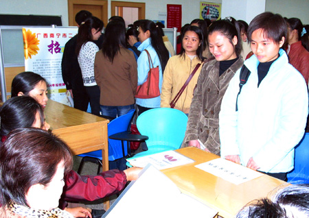 我校人才招聘专场会场面火爆，毕业生签约率稳步上升。至今为止，己有139个用人单位专程到师大组织专场交流