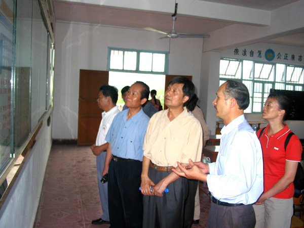 组织部全体干部到荔浦县青山乡永华村进行学习考察。