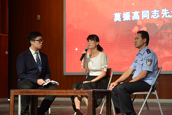 都安高级中学资助办主任、语文老师韦喜凤，莫振高的外甥、都安县公安局指导员黄清在进行访谈