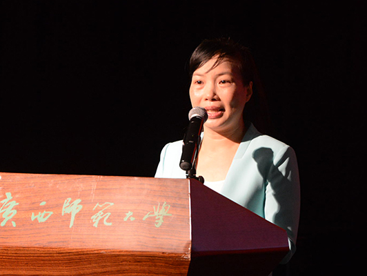 都安高级中学教师梁淑艳正在讲述