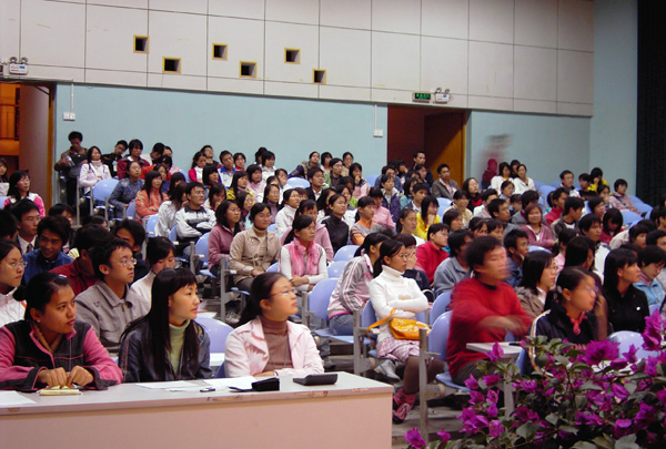 观众在认真观看比赛。