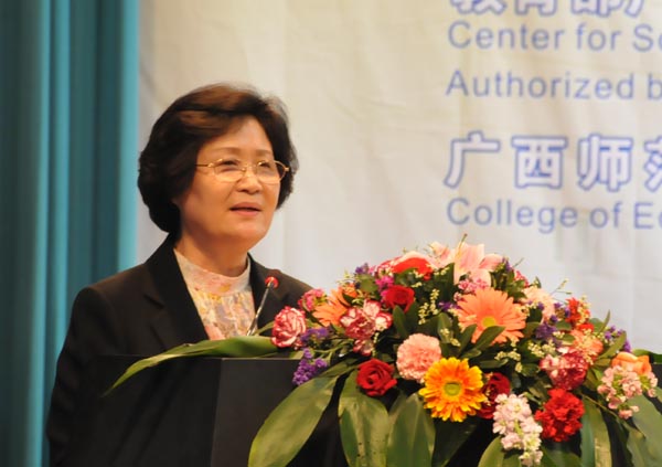 国家基础教育课程教材专家工作委员会秘书长朱慕菊主持开幕式