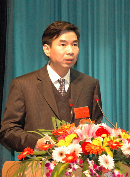 校长梁宏作工作报告。