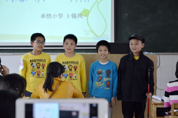 学生进行情景剧表演