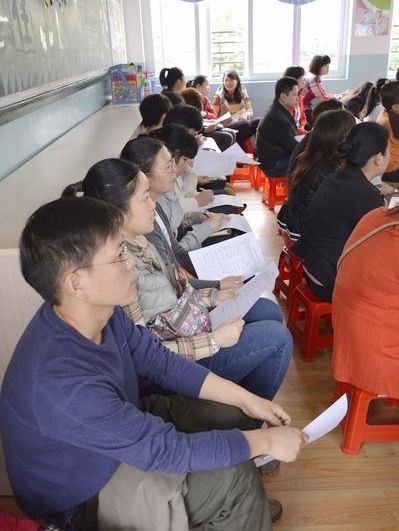 家长亲临课堂 认真倾听