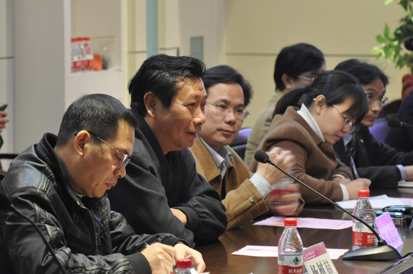 陈副校长（左二）出席座谈会