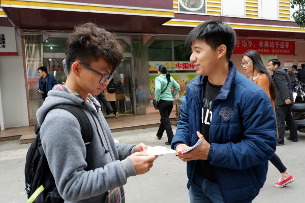 发放宣传册.jpg