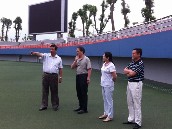 韩庆东副主任(左二)参观我校已建成的标准体育场项目