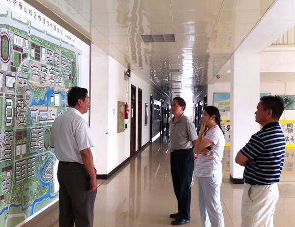 陈洪江副校长向自治区发改委领导介绍雁山校区建设进展