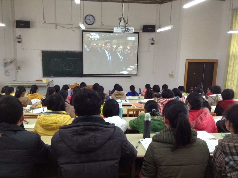 化学与药学学院学生观看视频直播