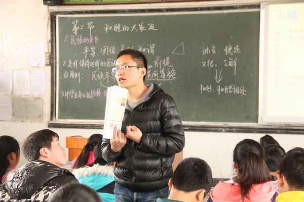 吴杰讲授政治课（广西师范大学研究生支教团/摄）