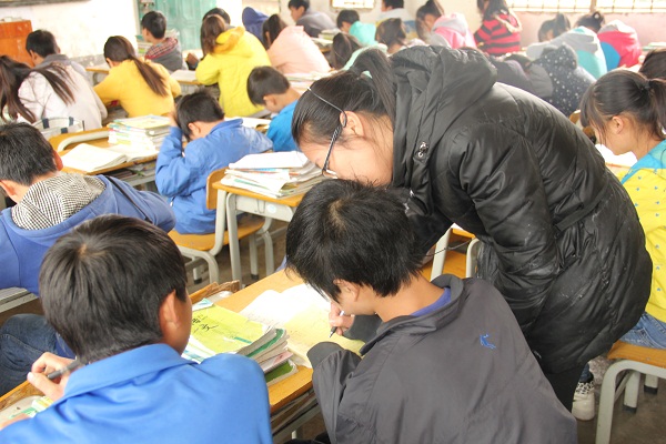 肖宝莹为学生辅导作业