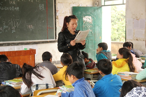 冷冰进行课堂授课