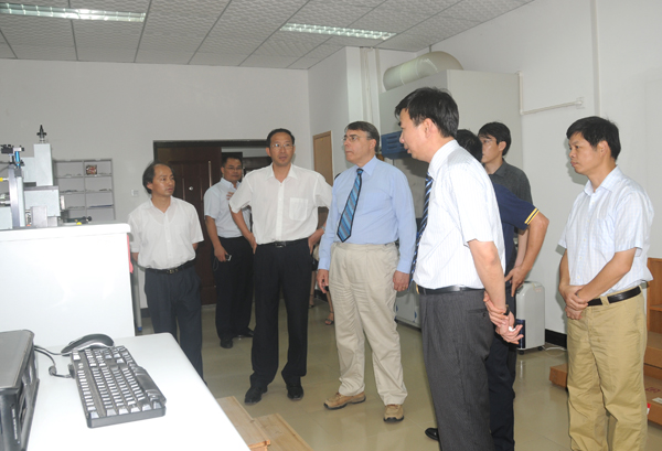 陈章良副主席(左三)参观我校重点实验室。