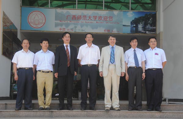 陈章良副主席(左四)与我校领导合影。