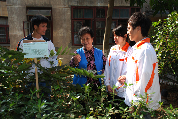 离退休党员教师在园地与学生进行交流