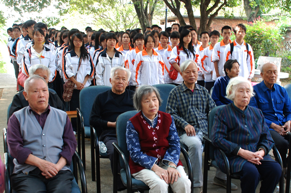 参加揭牌仪式的离退休党员和学生党员代表
