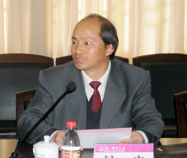 易忠副校长在会上介绍我校学位与研究生教育情况。