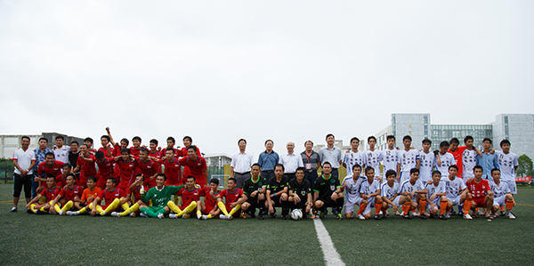 领导与我校vs桂林电子科技大学本科组冠亚军比赛后合影 （大学生通讯社 奉偲茗/摄）