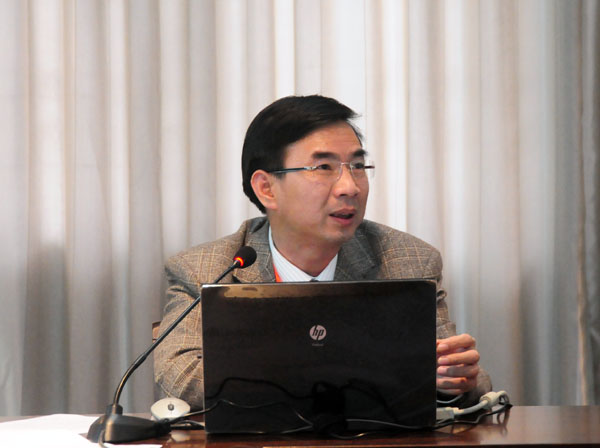 梁宏校长在协作会上发言。