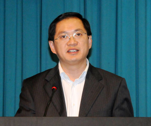 校党委副书记唐仁郭主持会议。