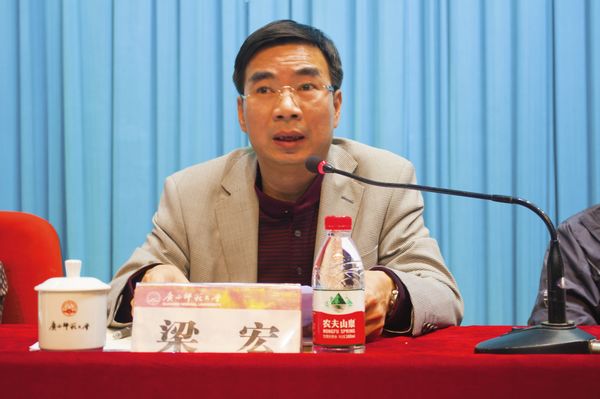 梁宏校长勉励大家正确对待个人的进退留转，保证本年度各项工作的圆满完成