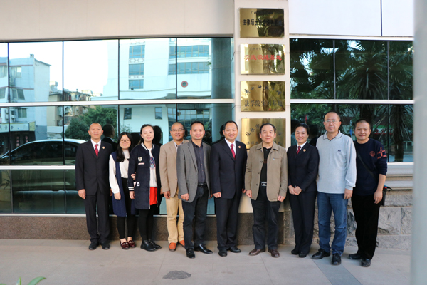 4座谈会人员在联合培养基地前合影.jpg