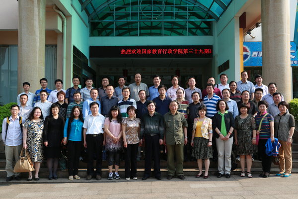 合影留念（大学生通讯社 李俊霖 摄）