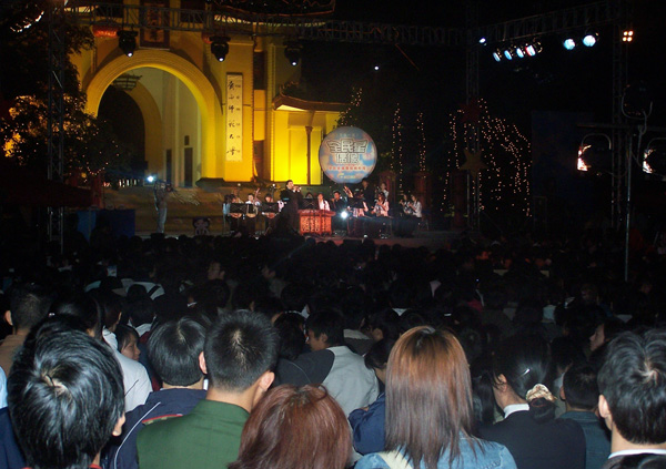 广西卫视综艺频道来我校录制“万众一星——全民星偶像唱响校园”节目。